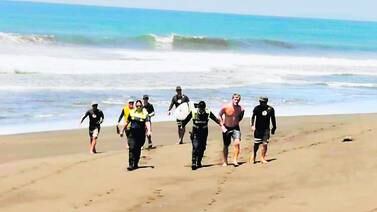 Policía detuvo en la playa a surfista tico