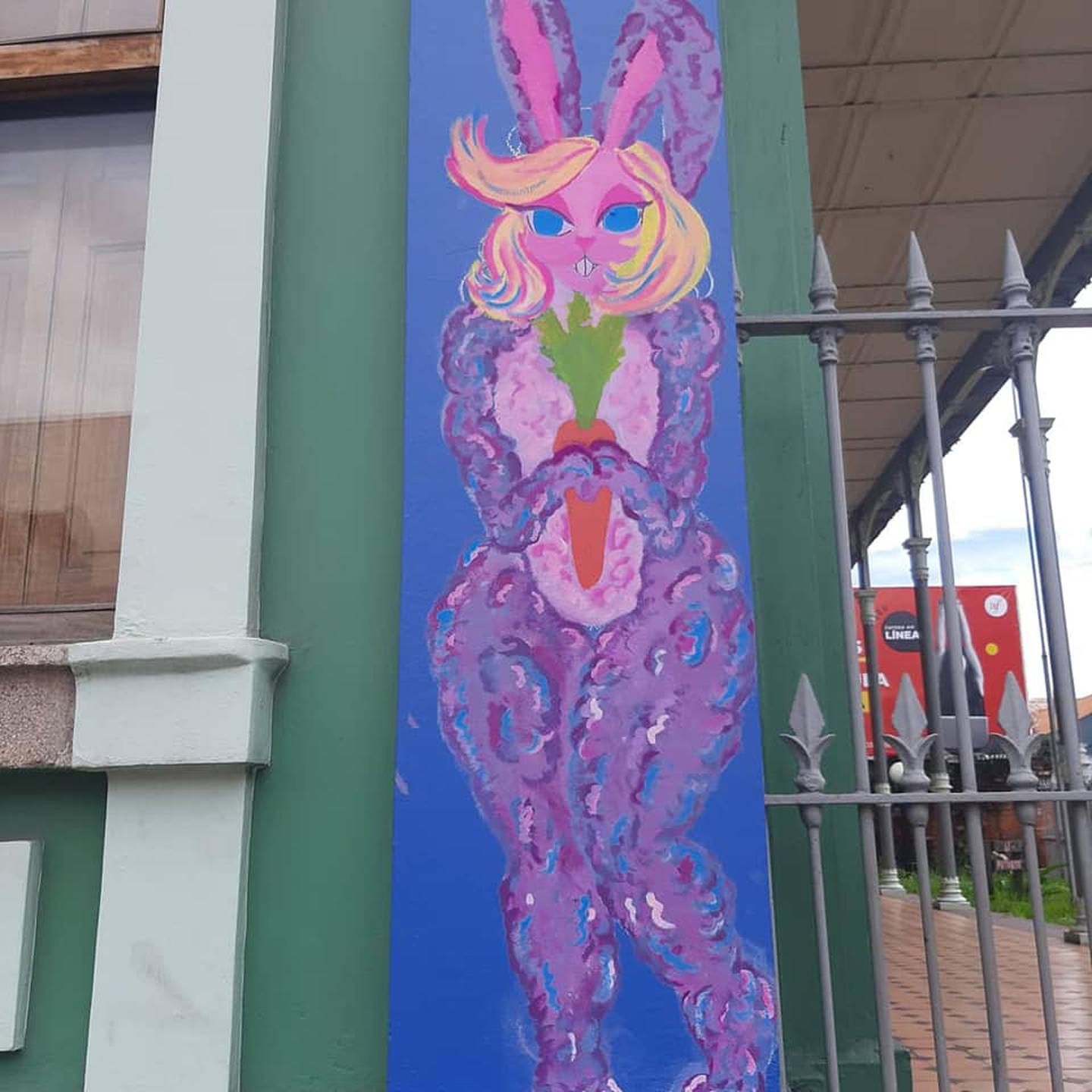 La Alianza Francesa contrató a Natalia Porras, artista trans para hacer un mural sobre la violencia trans en San José