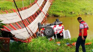 Siete cruzrojistas sobreviven a caída de ambulancia desde puente de hamaca