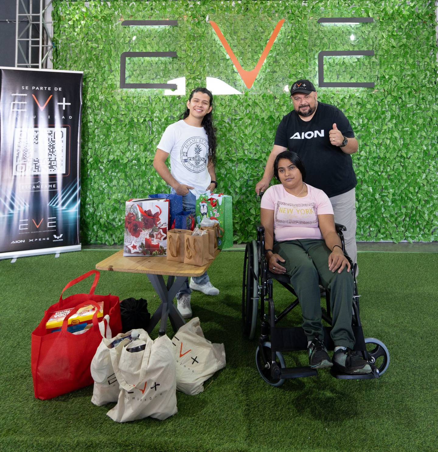Elizabeth Espinoza recibió una silla de ruedas y varios obsequios de parte de un grupo de gente que se conoció porque compraron un carro eléctrico.