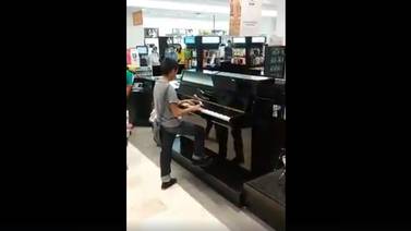 (Video) Pequeño 'Beethoven' sorprende a todos al tocar el piano en tienda