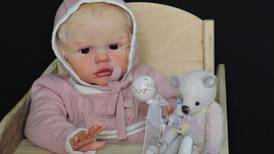 Artistas venden muñecos igualitos a bebés reales