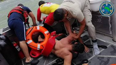 Rescatan a ocho personas en accidente acuático en Caldera