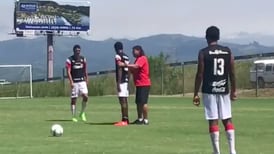 (Video) El 'Chunche' enseña fútbol en inglés a punta de señas