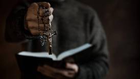 Jesuitas sancionan importante cura señalado por abusos