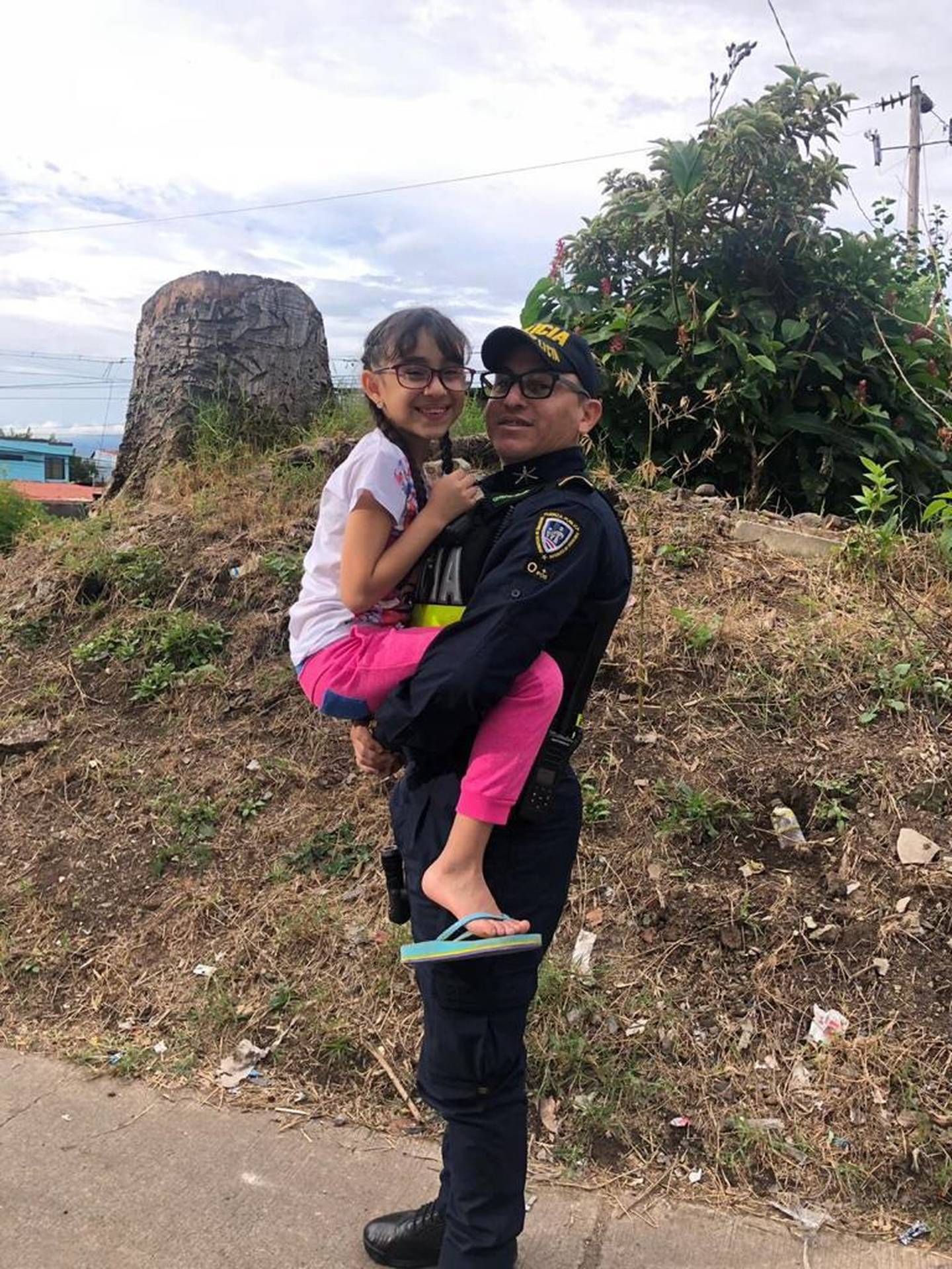 Héctor Guerrero, subjefe de la Fuerza Pública de La Uruca y su hija Sofia de 8 años. Foto cortesía Héctor Guerrero.