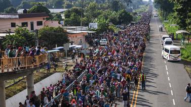 Cansados pero sonrientes, hondureños reanudan caravana migrante hacia Estados Unidos