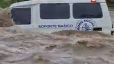 (Video) Ambulancia que buscaba ruta alterna por bloqueos terminó atrapada en cabeza de agua