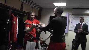(Video) Un equipo regala un fusil AK-47 a su mejor jugador de cada partido