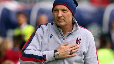 Técnico del Bologna deja por unas horas el hospital para dirigir al equipo ante la Lazio
