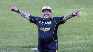 (Video) Diego Maradona no puede caminar y necesita prótesis en las rodillas