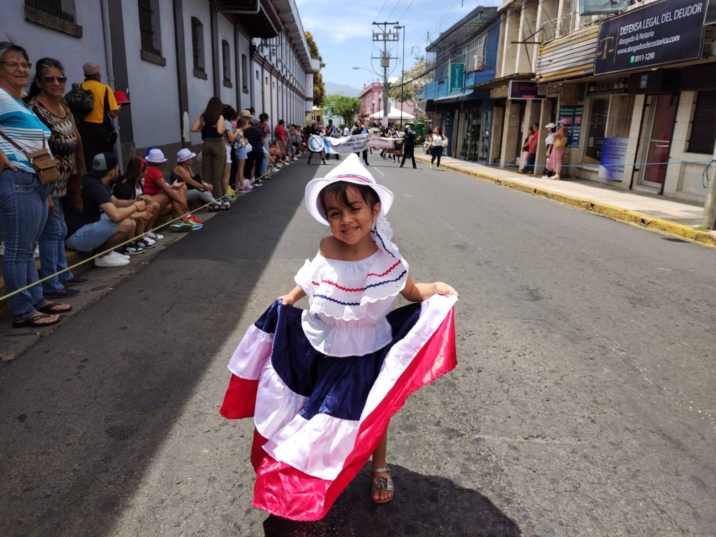 El 11 de abril del 2023, en Alajuela, se conmemoraron los 167 años de la Batalla de Rivas, en la cual destacó la gesta heroica de Juan Santamaría. Los actos fueron en el parque Juan Santamaría y hubo desfile en las calles alajuelenses.  En la foto, la alajuelense Paula Rodríguez de 4 años.