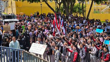 Estudiante de colegio amenaza a ministra de Educación en plena manifestación 