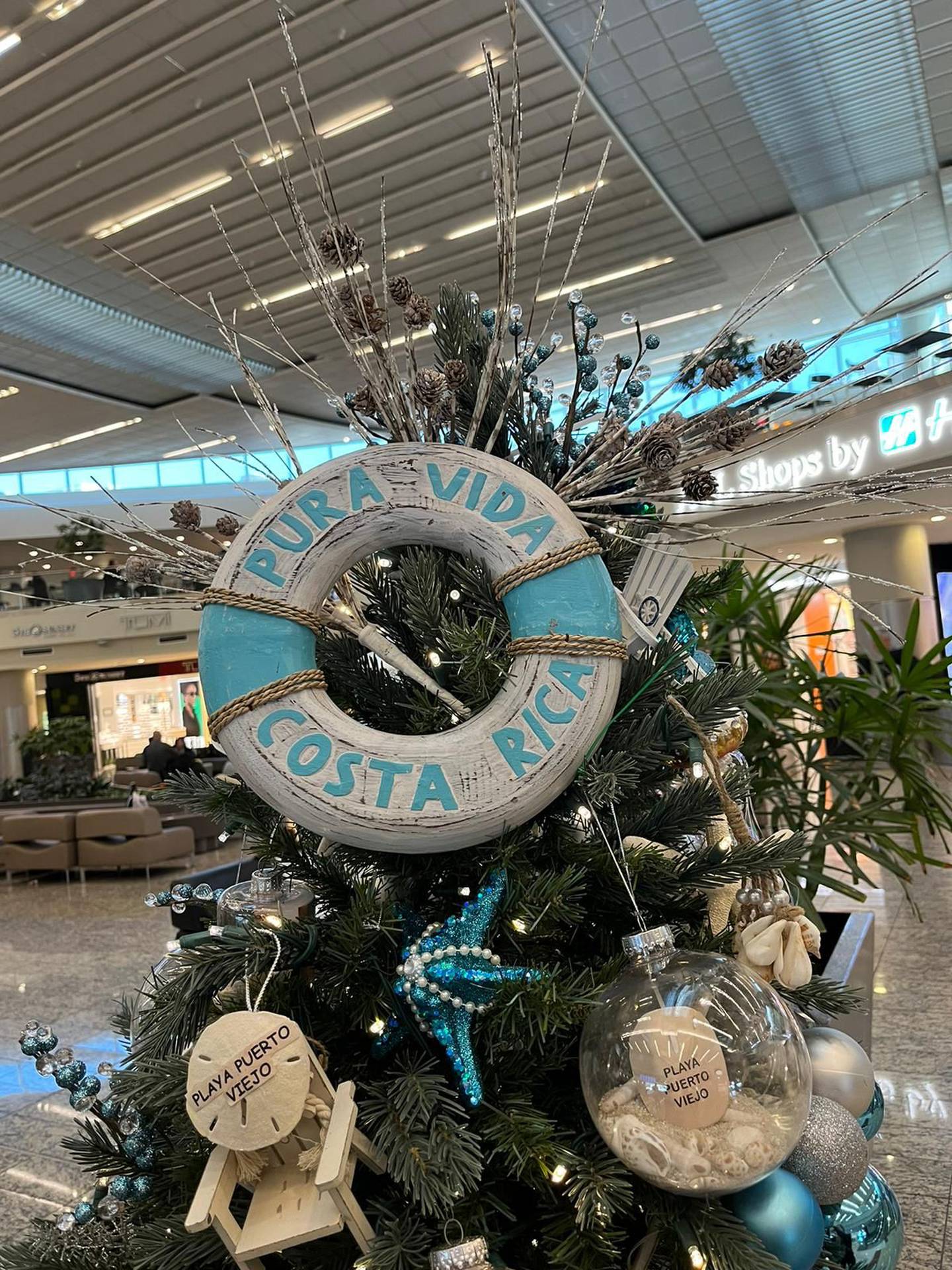 Desde hace dos semanas el aeropuerto internacional Hartsfield-Jackson en Atlanta, Estados Unidos, tiene un pedacito de Costa Rica muy navideño, muy representativo de nuestras playas y del pura vida, gracias a las manos de la costarricense María Chinchilla Obando