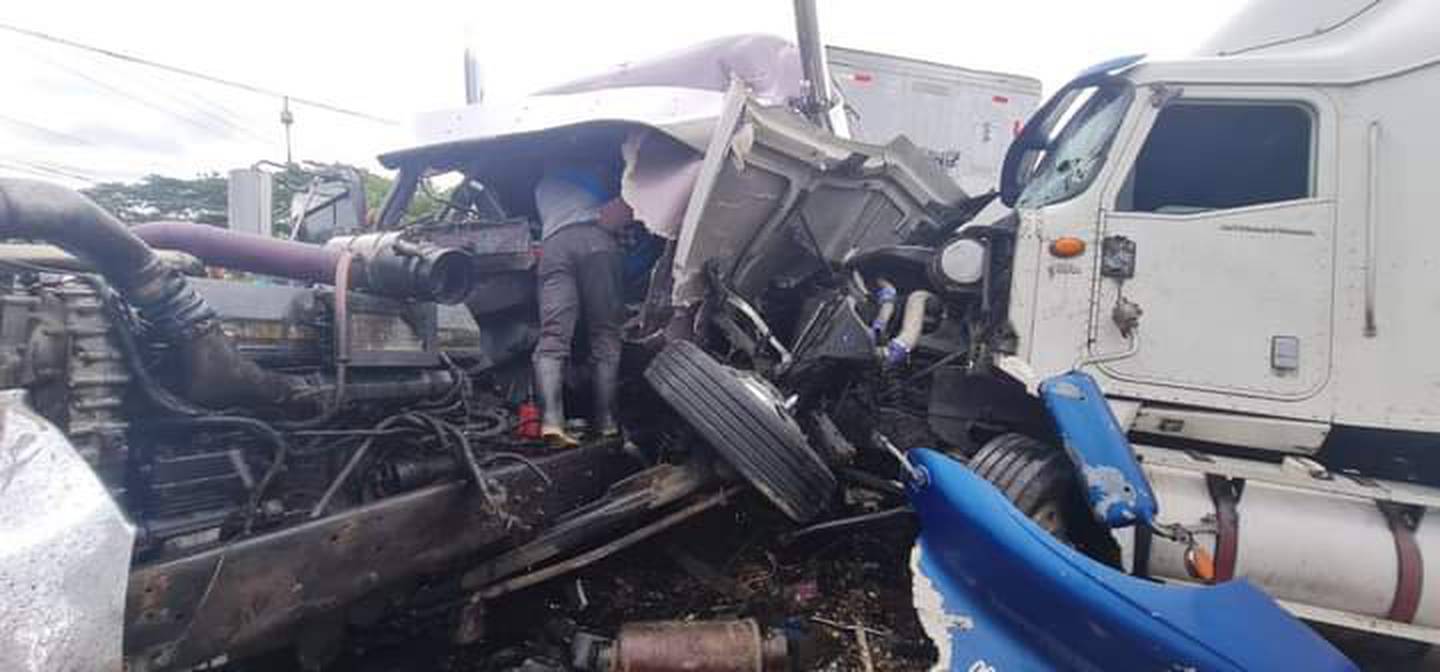 Conductores resultan heridos por choque entre dos trailers en Río Claro de Golfito. Fotos Alfonso Quesada.