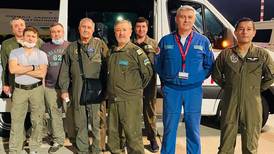 Piloto costarricense dio carta y seis hermosos regalos a tripulación ucraniana