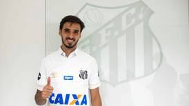 Bryan Ruiz a una firma de ser jugador del Saprissa, asegura presi del Santos de Brasil