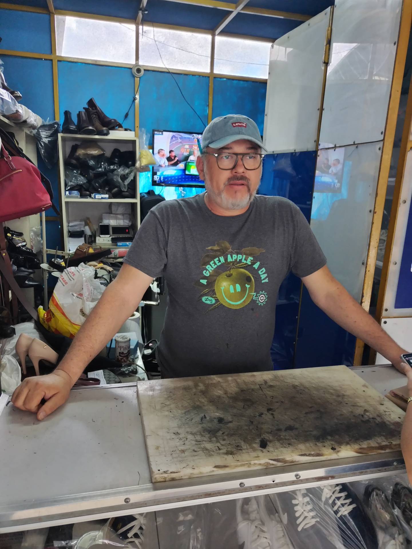 José Sandino Norori nació en Nicaragua en 1966, se vino muy pequeñito para Costa Rica y aquí aprendió el oficio de la zapatería. Alquila un local en el Centro Comercial del Sur en San José que se llama Zapatería Sandino.