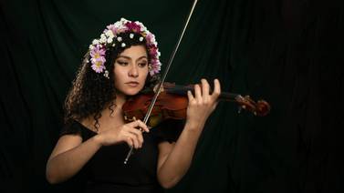 Joven se trajo de Nicaragua un violín y su voz para convertirse en una embajadora cultural de su país