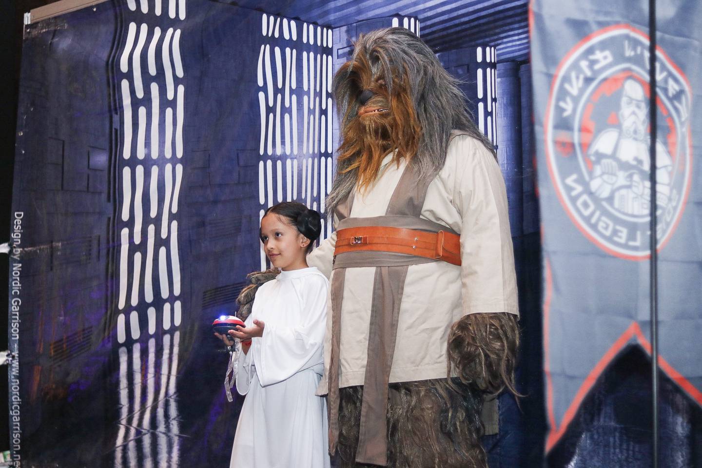 El personaje Chewbacca es de los preferidos de los más pequeños. En la fotografía Ainara Avendaño Mora, vestida como Leia.