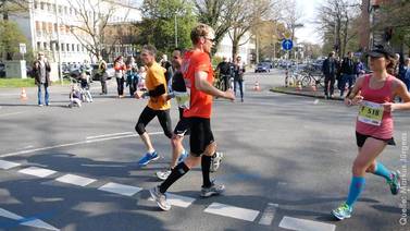 Alemán tiene el récord por correr el maratón de espaldas