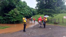 Socorristas rescataron a 10 personas por inundaciones