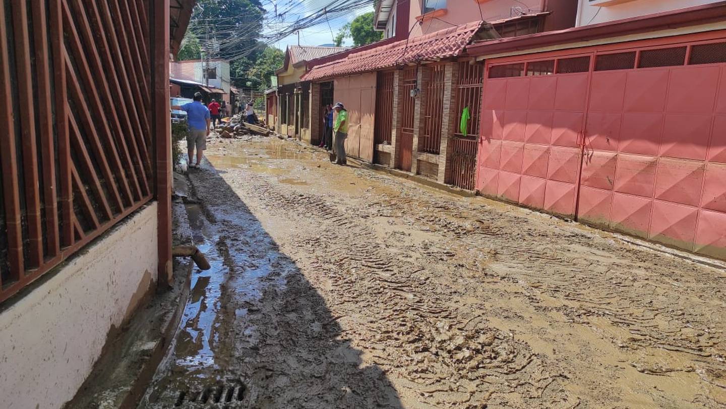 Río Cañas provocó destrucción en calle Areneros en San Rafael Abajo de Desamparados. Foto: Comisión Seguridad San Rafael Abajo