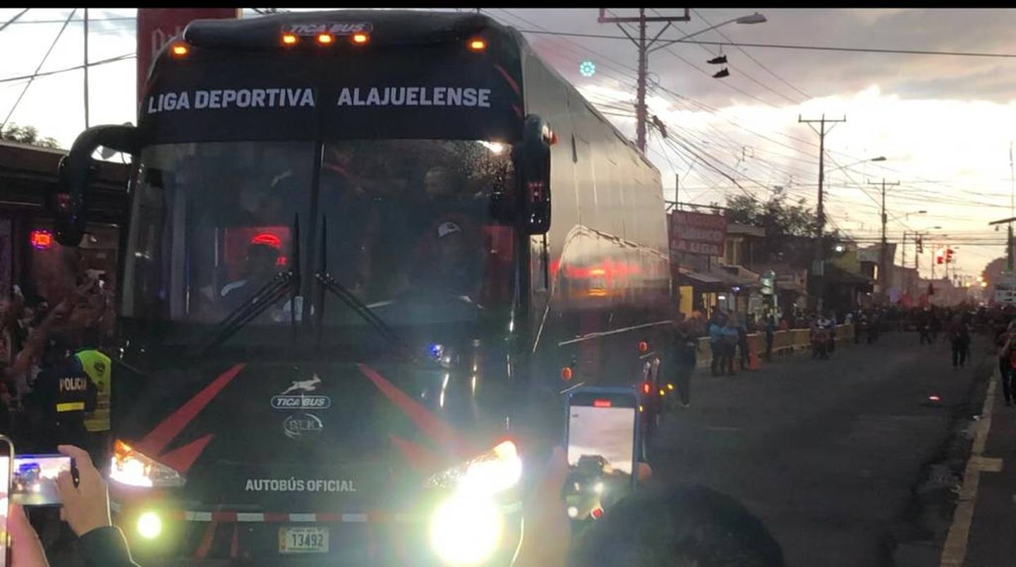 Alajuelense llegó al estadio Morera Soto pasadas las 6 de la tarde. Sergio Alvarado.