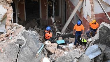 Rescatistas detectan latidos entre escombros de la explosión de Beirut
