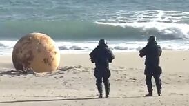 ¡Tatica! Aparece extraña esfera de metal en playa de Japón