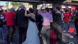 Video: Una pareja de recién casados se fue a celebrar a la Fuente de la Hispanidad