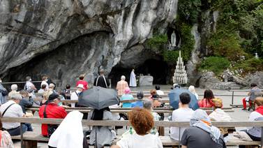 Católicos pueden entrar de nuevo a gruta del santuario de Lourdes 