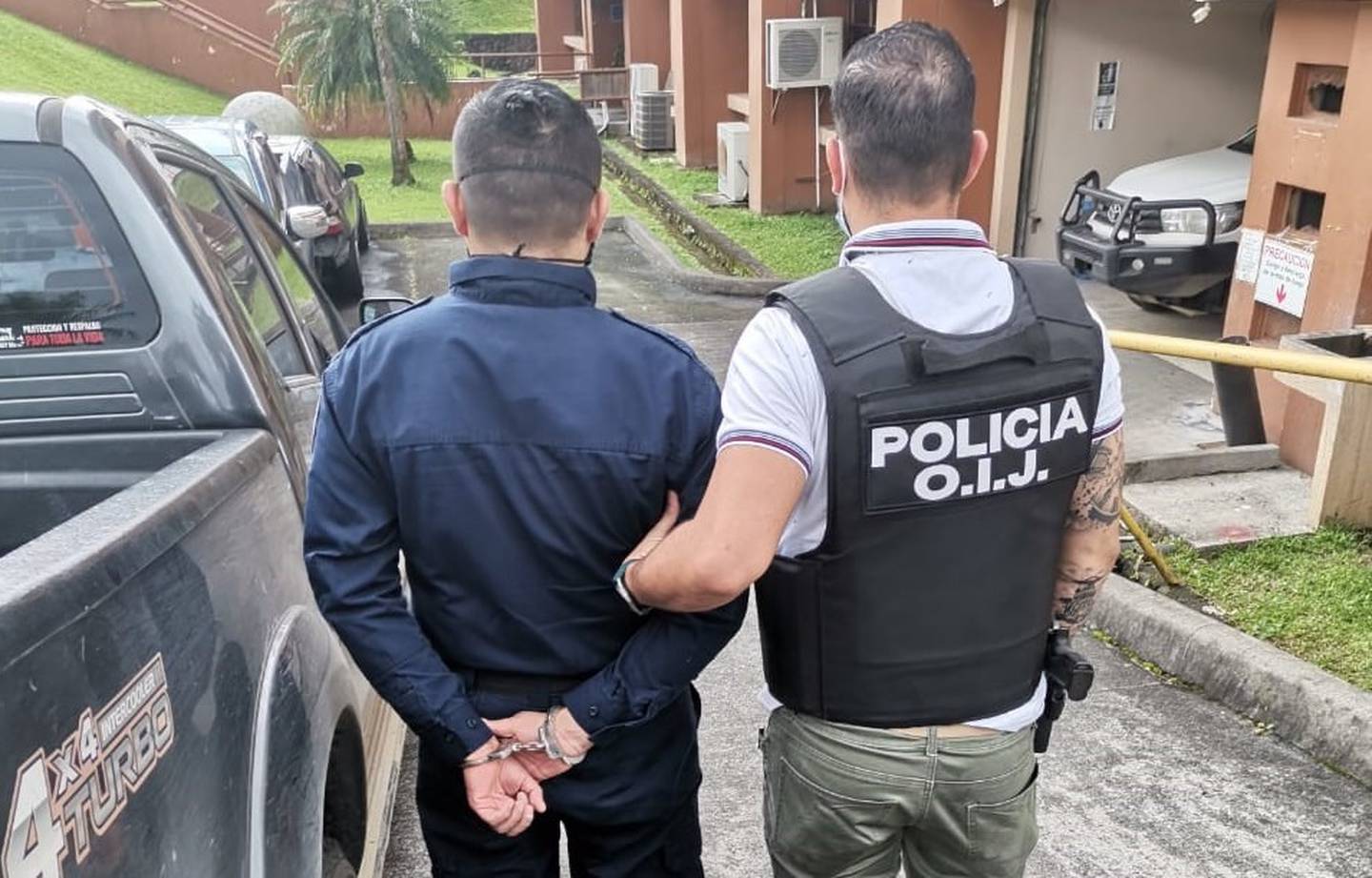 Policía apellido Campos detenido como sospechoso de robar celular de ganadero asesinado. Foto OIJ.