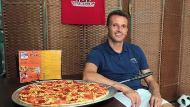 La pizza eslovaca de Josef Miso quiere anotar un golazo de sabor en Alajuela