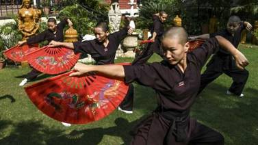 Unas monjas budistas luchan a favor de la igualdad de género a punta de kung-fu