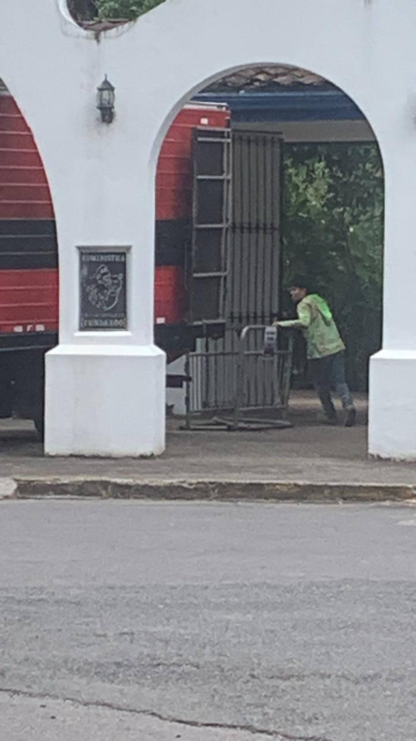 A eso de las 2:30 de la tarde de este 6 de mayo Juan Carlos Peralta, presidente de la Asociación ABAA Animal, tomó dos fotos en las cuales se ve un gran camión a la entrada del Simón Bolívar.