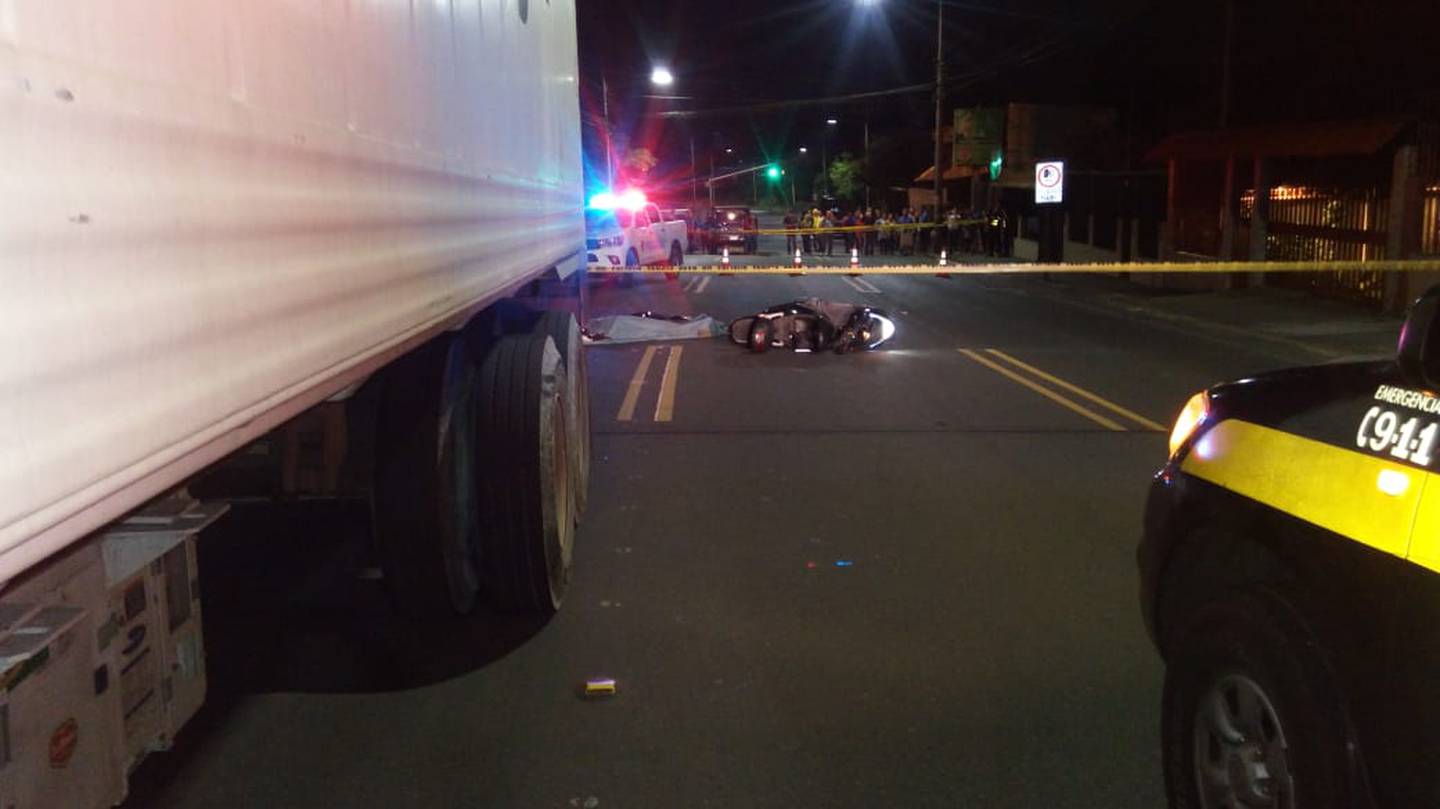 Motociclista muere arrollado por un tráiler en Caballo Blanco de Cartago. Foto Keyna Calderón.