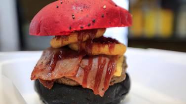 Crean hamburguesa para festejar el centenario manudo