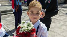 Niño tico-letón que le entregó flores a primera dama quiere ser presidente de Costa Rica