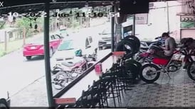 Video: Aparatoso atropello de taxista a motociclista en Siquirres 
