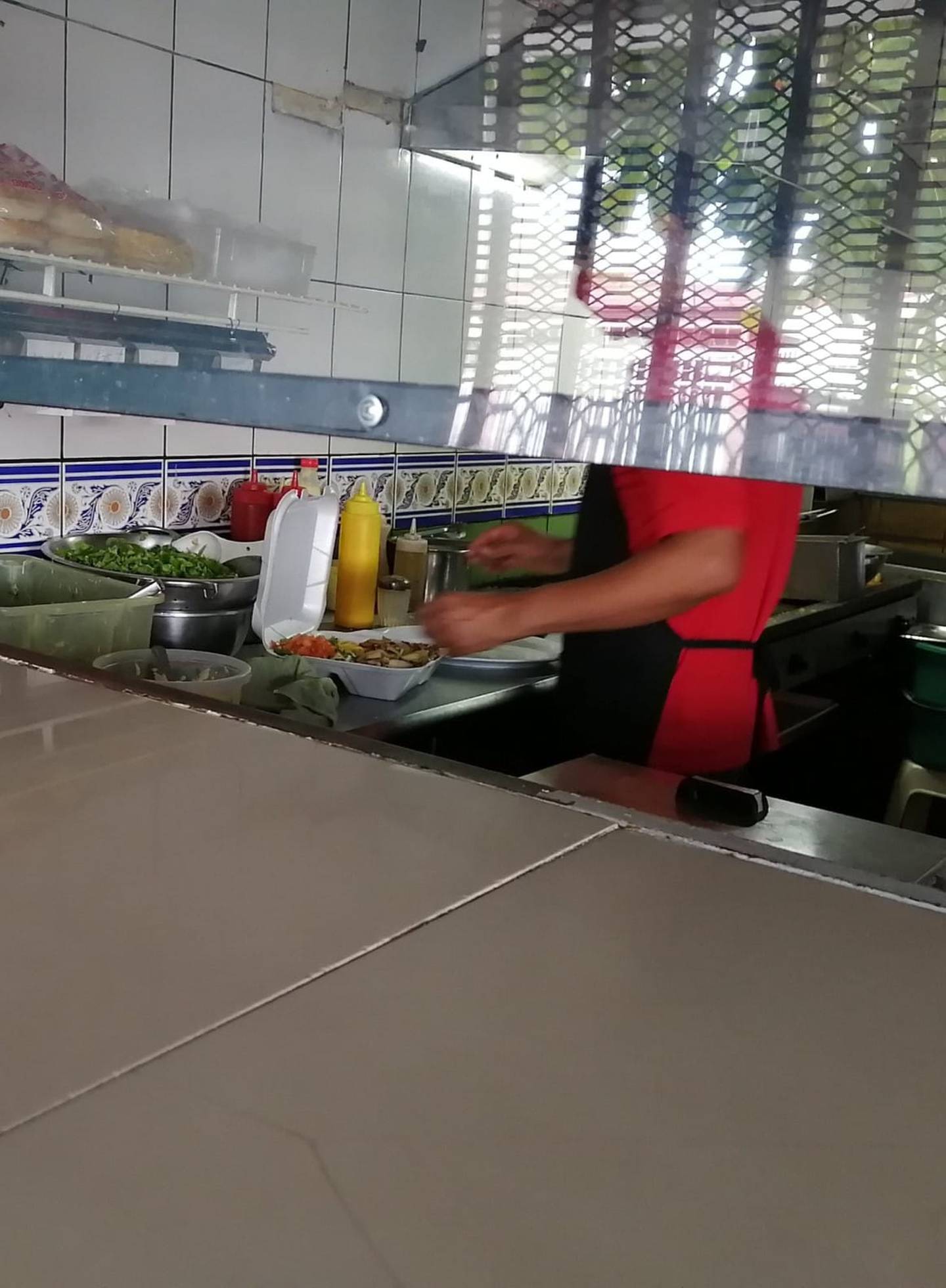 En la Soda Los Almendros en Tibás tuvieron que hacer de tripas chorizo para salir adelante con el servicio a sus clientes.