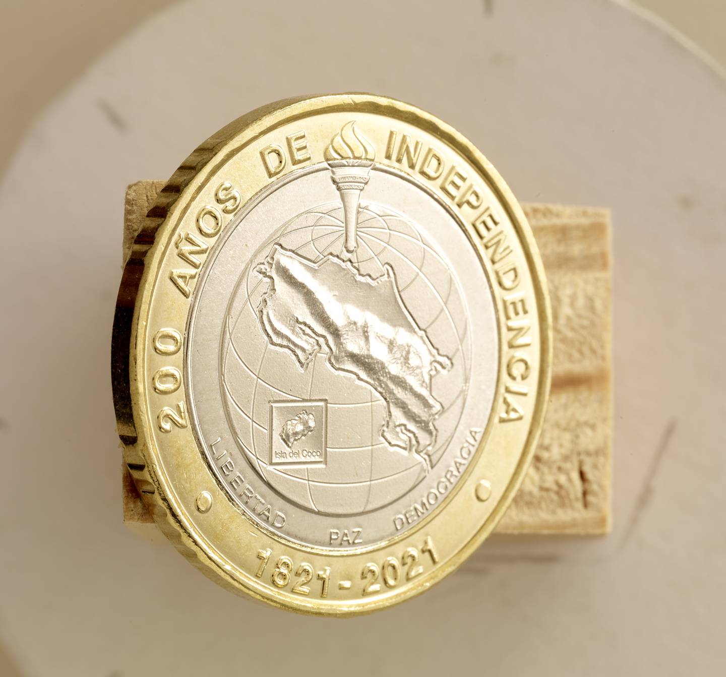 El diseñador gráfico costarricense, José María Castro Madriz, primo quinto del expresidente José María Castro Madriz, realizó el diseño de la moneda de 500 colones conmemorativa del bicentenario de la Independencia
