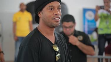 (Video) Ronaldinho raja a un portero sin tocar la pelota y mete un gol