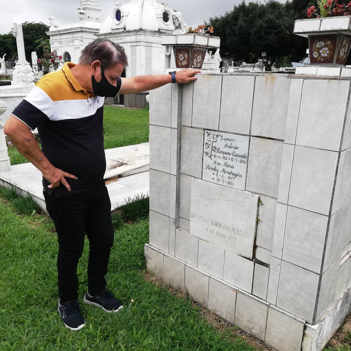Don Luis Paulino Barquero Sánchez, visitó por 15 año consecutivo la lápida donde está su papá, don Antonio Blas Barquero Quesada, quien falleció el 12 de julio del 2005, en el incendio que cobró la vida de 19 personas en el ala norte del Hospital Calderón Guardia