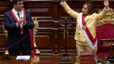 Vicepresidenta de Perú ya fue juramentada como la primera mujer presidenta del país