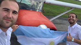 Pilotos argentinos accidentados en Pavas sueñan con vivir en Costa Rica