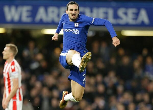 Davide Zappacosta lanza un patadón al aire, luego de anotar el quinto gol del Chelsea frente al Stoke City. AP