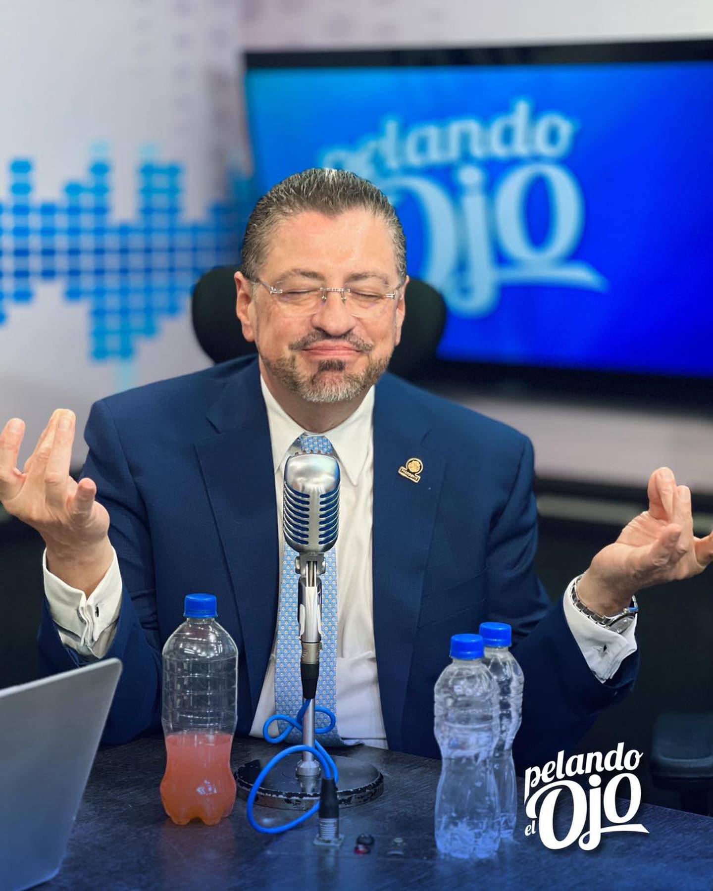 El presidente Rodrigo Chaves Robles estuvo presente en el programa Pelando el Ojo que se transmite en Radio Monumental y fue entrevistado por la mismísima Camelia Llantas