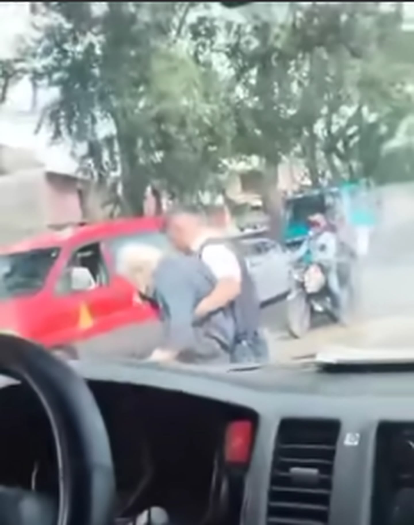 Policía penitenciaria ayuda a viejito a cruzar la calle