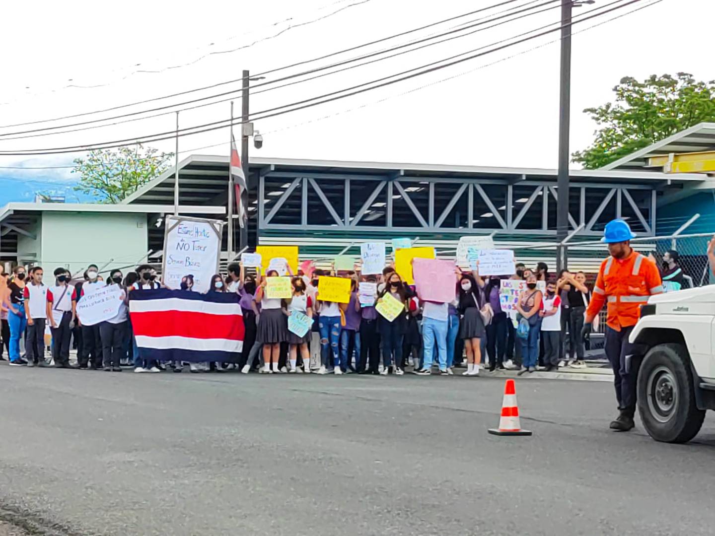 Con pancartas y tambores hay manifestación en el CTP de Alajuelita por falta de pago y presupuesto
